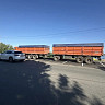 На парковке для легковых автомобилей у городского пляжа заметили большегрузы